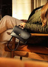 LØ - Petit sac bandoulière en cuir - Noir