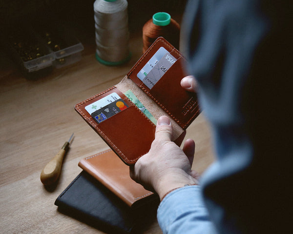 Vertical leather wallet - Brown