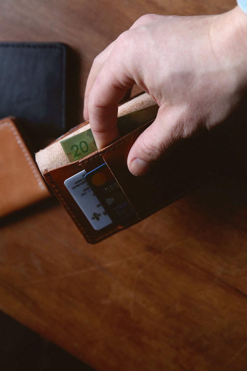 Vertical leather wallet - Brown